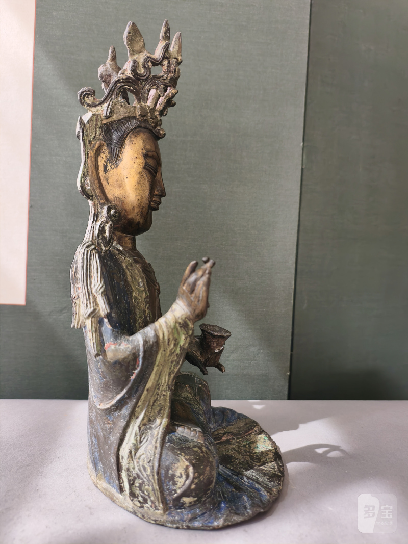 Polychrome painted and partially fire-gilt bronze of the crowned Guanyin - 图11